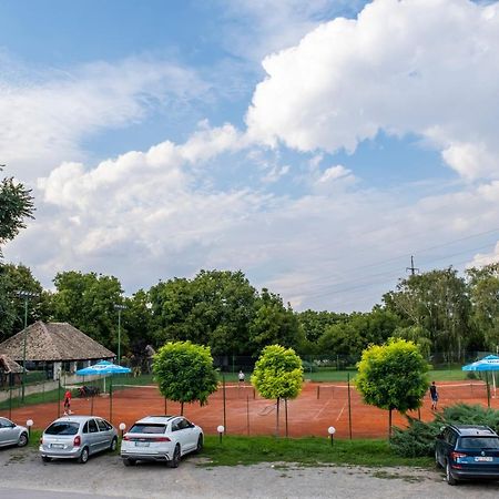 Petlov Salas Rooms Novi Sad Bagian luar foto