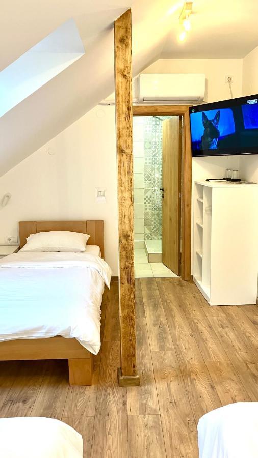 Petlov Salas Rooms Novi Sad Bagian luar foto