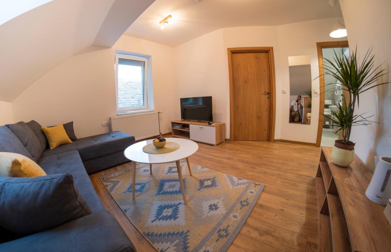 Petlov Salas Rooms Novi Sad Bagian luar foto