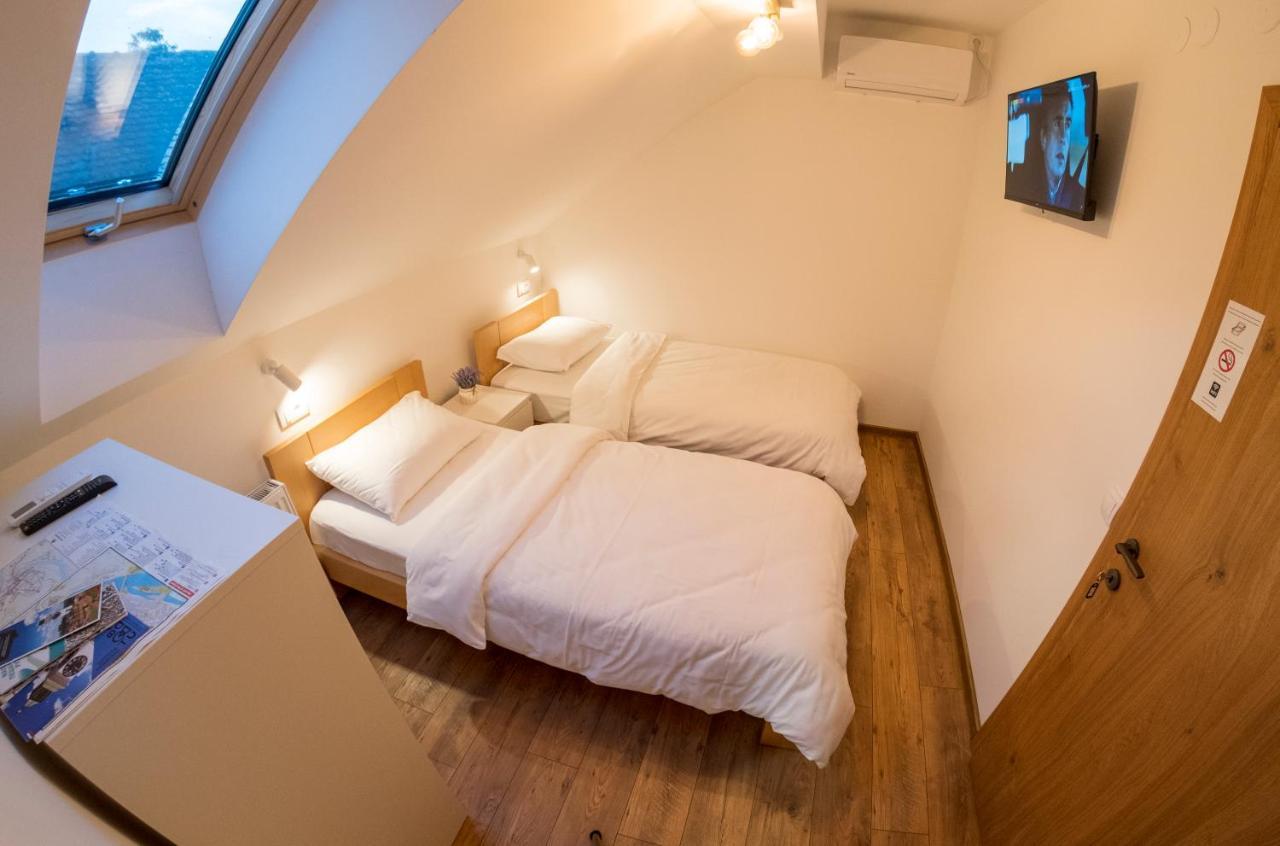 Petlov Salas Rooms Novi Sad Bagian luar foto