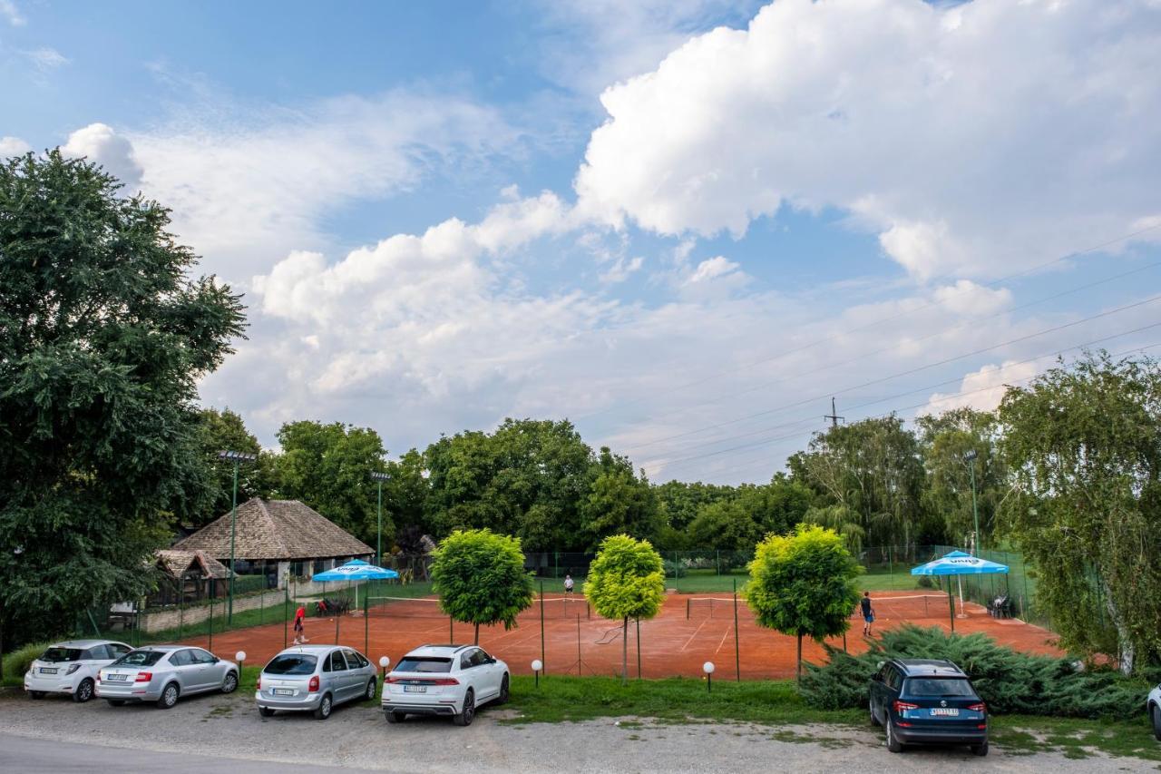 Petlov Salas Rooms Novi Sad Bagian luar foto